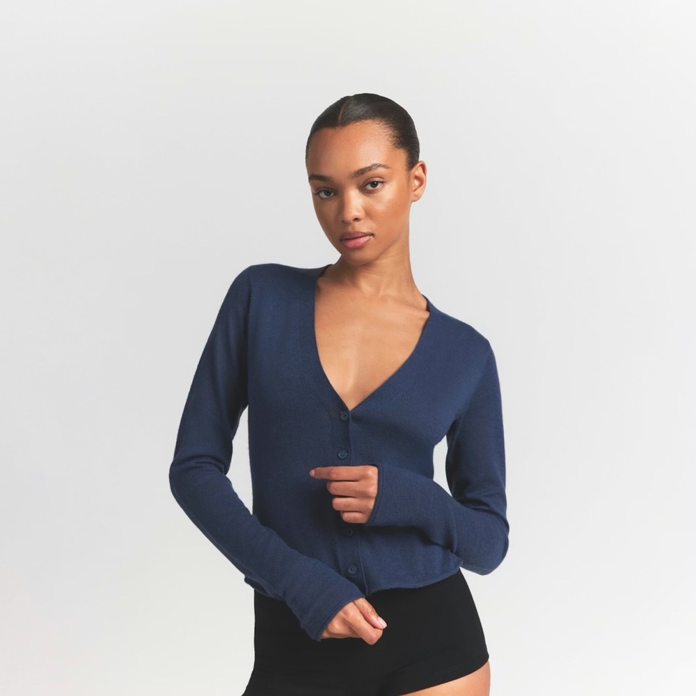 SKIMS featherweight Cashmere Cardigan in Navy